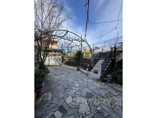 Tirane, shes Vile 3 Katshe Kati 3, 700 m² 500.000 € (Bulevardi i Ri)