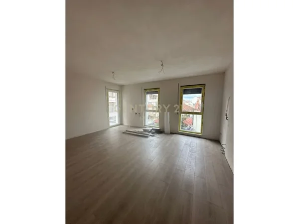 Tirane, shes apartament 1+1+Aneks+Ballkon Kati 2, 75 m² 128.000 € (Xhamllik)
