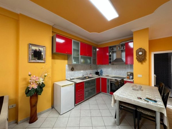 Tirane, jepet me qera apartament 2+1+Ballkon Kati 3, 100 m² 750 € (Maliq Muco)