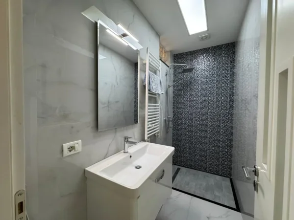 Tirane, jepet me qera apartament 2+1+Ballkon Kati 3, 100 m² 750 € (Maliq Muco)