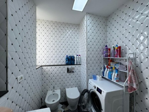 Tirane, jepet me qera apartament 2+1+Ballkon Kati 3, 100 m² 750 € (Maliq Muco)