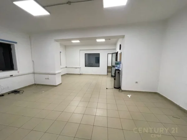 Tirane, jepet me qera ambjent biznesi Kati 0, 100 m² 900 € (Sheshi avni rustemi)