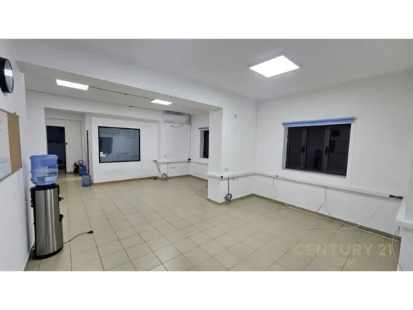 Tirane, jepet me qera ambjent biznesi Kati 0, 100 m² 900 € (Sheshi avni rustemi)
