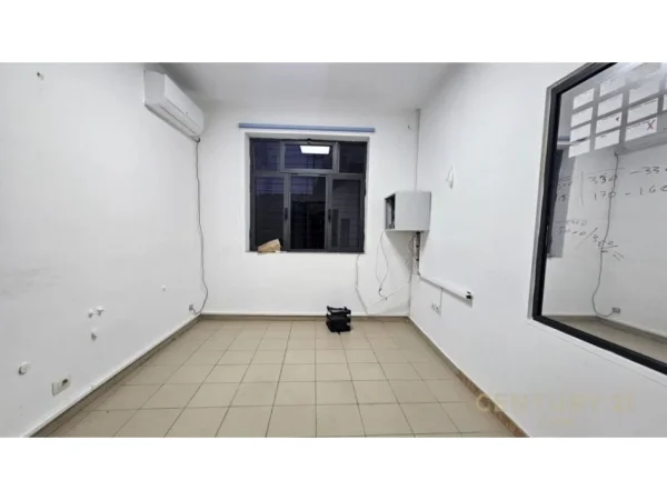 Tirane, jepet me qera ambjent biznesi Kati 0, 100 m² 900 € (Sheshi avni rustemi)