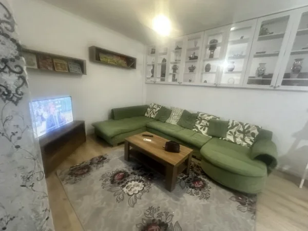 Tirane, jepet me qera apartament 1+1+Ballkon Kati 2, 60 m² 330 € (Rr. Ramazan Gaxherri ne Fresk)