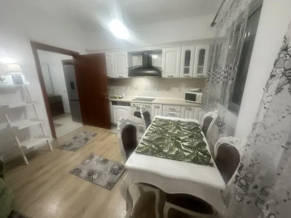 Tirane, jepet me qera apartament 1+1+Ballkon Kati 2, 60 m² 330 € (Rr. Ramazan Gaxherri ne Fresk)