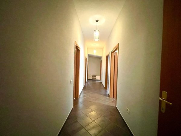 Tirane, jepet me qera apartament 4+1+Aneks+Ballkon Kati 4, 210 m² 1.200 € (Liqeni i That)
