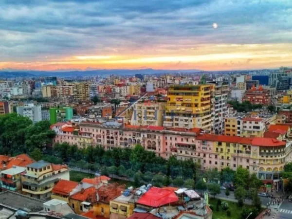 Tirane, jepet me qera ambjent biznesi Kati 2, 100 m² 2.000 € (tek Shallvaret)
