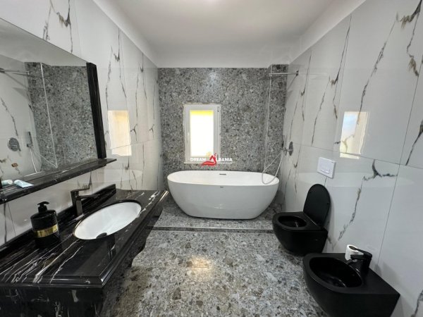 Tirane, jepet me qera apartament 3+1+Ballkon Kati 1, 151 m² 1.100 € (lakeland)