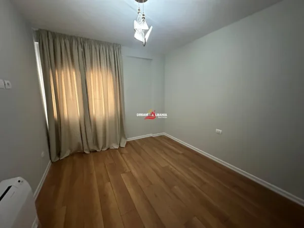 Tirane, jepet me qera apartament 3+1+Ballkon Kati 1, 151 m² 1000 € (lakeland)