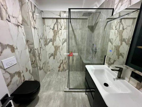 Tirane, jepet me qera apartament 3+1+Ballkon Kati 1, 151 m² 1000 € (lakeland)