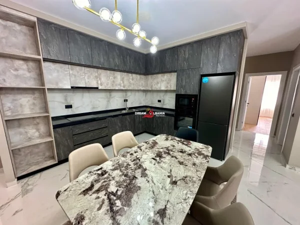Tirane, jepet me qera apartament 3+1+Ballkon Kati 1, 151 m² 1000 € (lakeland)