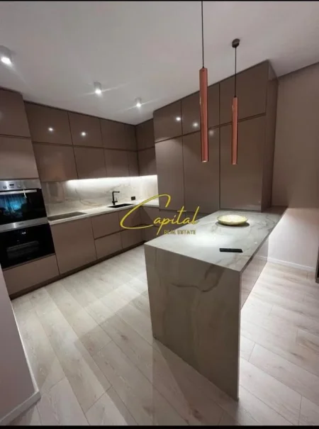 Tirane, jepet me qera apartament 2+1 Kati 9, 120 m² 1.800 € (LIQENI ARTIFICIAL)