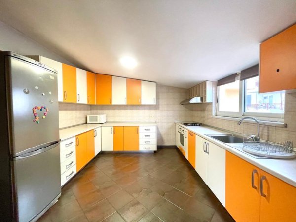 Tirane, jepet me qera apartament+verande | Penthouse 4+1+Aneks+Ballkon Kati 5, 210 m² 1.200 € (Liqeni i Thate)