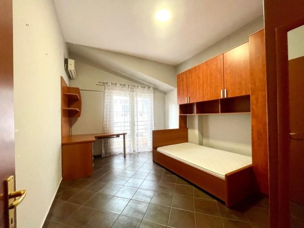 Tirane, jepet me qera apartament+verande | Penthouse 4+1+Aneks+Ballkon Kati 5, 210 m² 1.200 € (Liqeni i Thate)