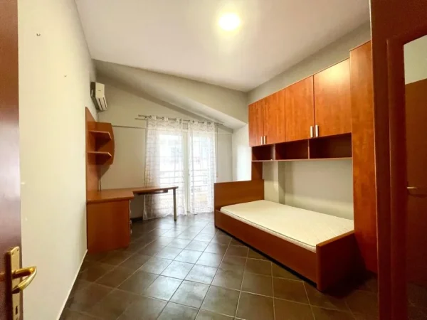 Tirane, jepet me qera apartament+verande | Penthouse 4+1+Aneks+Ballkon Kati 5, 210 m² 1.200 € (Liqeni i Thate)