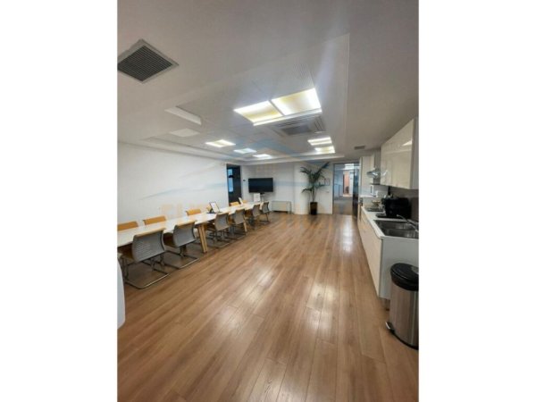 Tirane, jepet me qera zyre Kati 5, 650 m² 13.000 € (Galeria ETC)