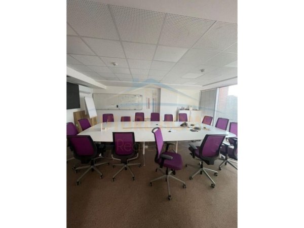 Tirane, jepet me qera zyre Kati 5, 650 m² 13.000 € (Galeria ETC)