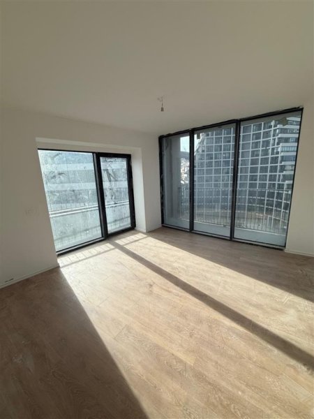 Tirane, jepet me qera ambjent biznesi Kati 3, 215 m² 2.500 € (Lake View, Liqeni Artificial)