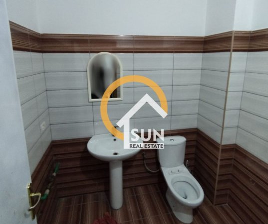 Shkoder, jepet me qera ambjent biznesi Kati 0, 80 m² (SHESHI DEMOKRACIA)