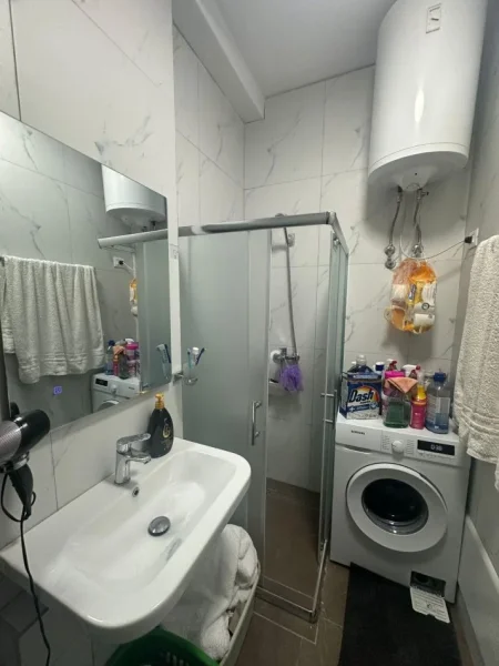 Tirane, jepet me qera apartament 1+1+Aneks+Ballkon Kati 5, 60 m² 550 € (kompleksi magnet)