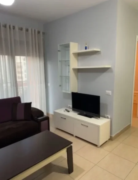 Tirane, jepet me qera apartament 1+1+Ballkon Kati 5, 55 m² 500 € (21 dhjetori , Kompleksi Kontakt)