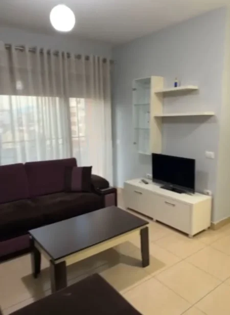 Tirane, jepet me qera apartament 1+1+Ballkon Kati 5, 55 m² 500 € (21 dhjetori , Kompleksi Kontakt)