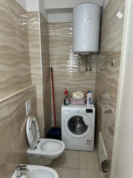 Tirane, jepet me qera apartament 1+1+Ballkon Kati 5, 55 m² 500 € (21 dhjetori , Kompleksi Kontakt)