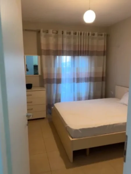 Tirane, jepet me qera apartament 1+1+Ballkon Kati 5, 55 m² 500 € (21 dhjetori , Kompleksi Kontakt)