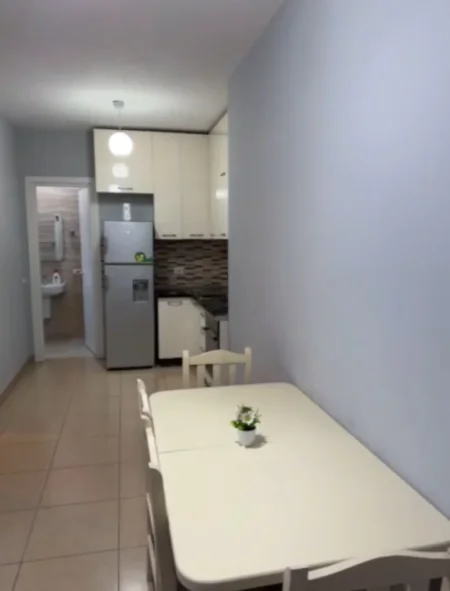 Tirane, jepet me qera apartament 1+1+Ballkon Kati 5, 55 m² 500 € (21 dhjetori , Kompleksi Kontakt)