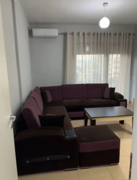 Tirane, jepet me qera apartament 1+1+Ballkon Kati 5, 55 m² 500 € (21 dhjetori , Kompleksi Kontakt)