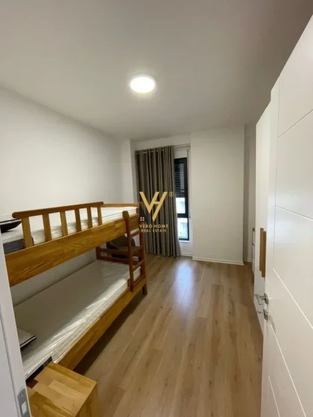 Tirane, jepet me qera apartament 2+1+Ballkon Kati 7, 115 m² 1.100 € (PORCELAN)
