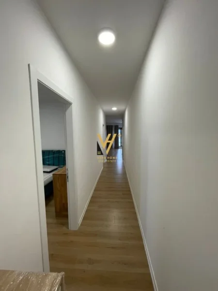 Tirane, jepet me qera apartament 2+1+Ballkon Kati 7, 115 m² 1.100 € (PORCELAN)