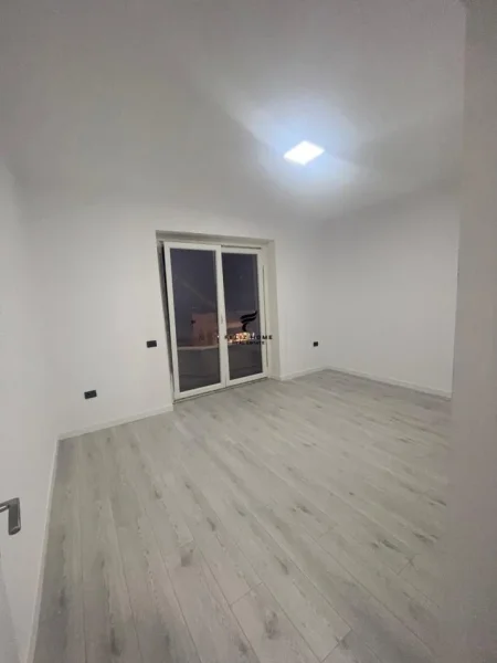 Tirane, jepet me qera zyre Kati 1, 105 m² 1.000 € (MYSLYM SHYRI)
