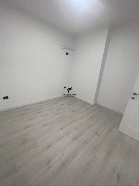 Tirane, jepet me qera zyre Kati 1, 105 m² 1.000 € (MYSLYM SHYRI)