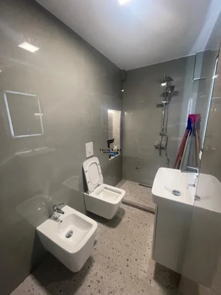 Tirane, jepet me qera zyre Kati 1, 105 m² 1.000 € (MYSLYM SHYRI)