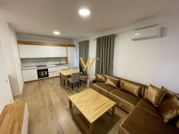 Tirane, jepet me qera apartament 2+1+Ballkon Kati 7, 94 m² 900 € (PORCELAN)