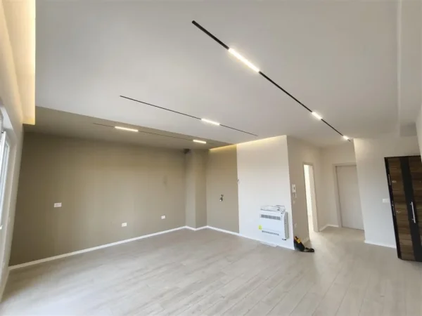 Tirane, jepet me qera zyre Kati 4, 100 m² 550 € (FUSHA E AVIACIONIT)