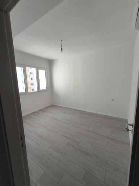 Tirane, jepet me qera zyre Kati 4, 100 m² 550 € (FUSHA E AVIACIONIT)