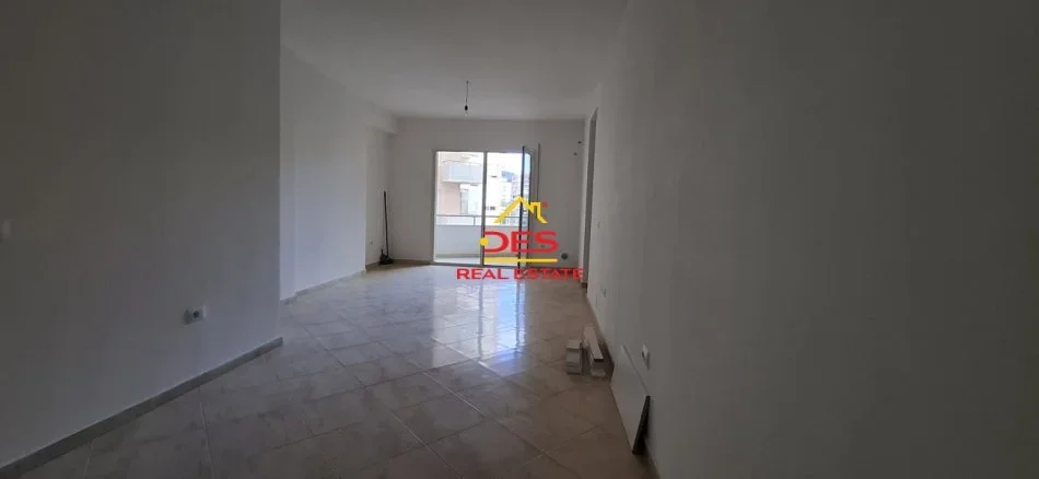 Vlore, shitet apartament 2+1+Ballkon Kati 2, 100 m² 220.000 € (Rruga Çamëria)
