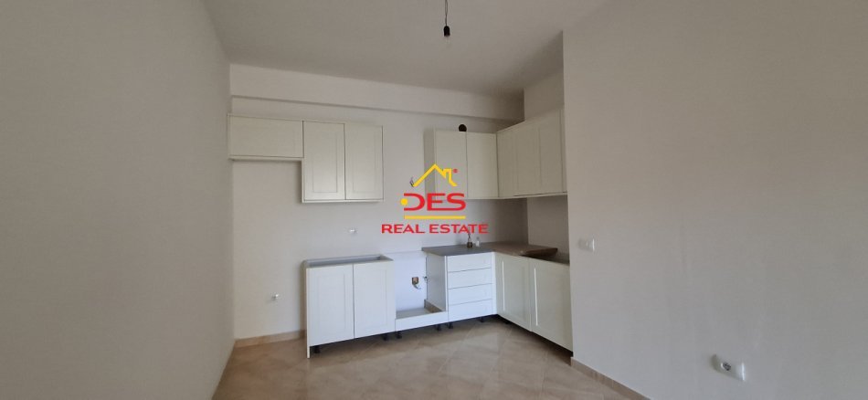 Vlore, shitet apartament 2+1+Ballkon Kati 2, 100 m² 220.000 € (Rruga Çamëria)