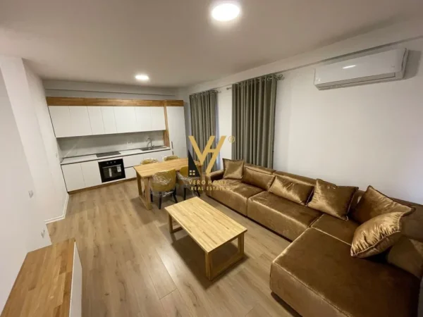 Tirane, jepet me qera apartament 3+1+Ballkon Kati 7, 135 m² 1.100 € (PORCELAN)