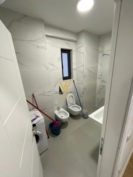 Tirane, jepet me qera apartament 3+1+Ballkon Kati 7, 135 m² 1.100 € (PORCELAN)