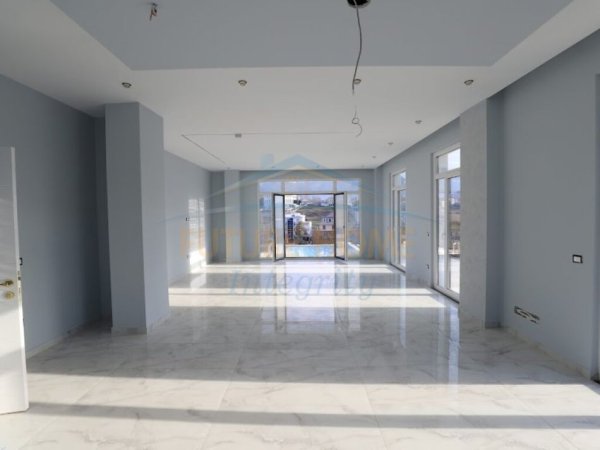 Tirane, jepet me qera ambjent biznesi Kati 2, 800 m² 5.500 € (Sauk)