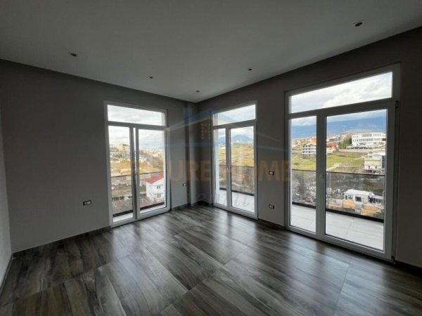 Tirane, jepet me qera ambjent biznesi Kati 2, 800 m² 5.500 € (Sauk)