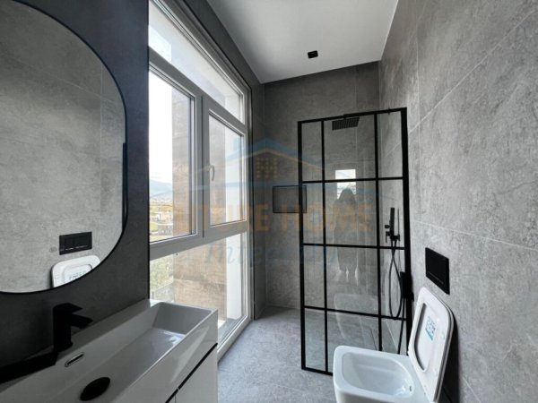 Tirane, jepet me qera ambjent biznesi Kati 2, 800 m² 5.500 € (Sauk)