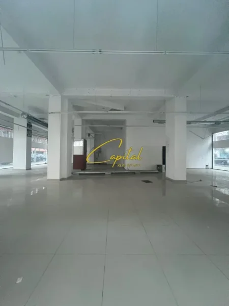 Tirane, jepet me qera dyqan Kati 0, 420 m² 4.200 € (YZBERISHT)