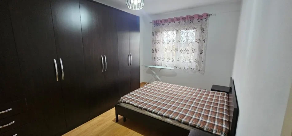 Tirane, jepet me qera apartament 2+1 Kati 4, 106 m² 500 € (Ali Demi)