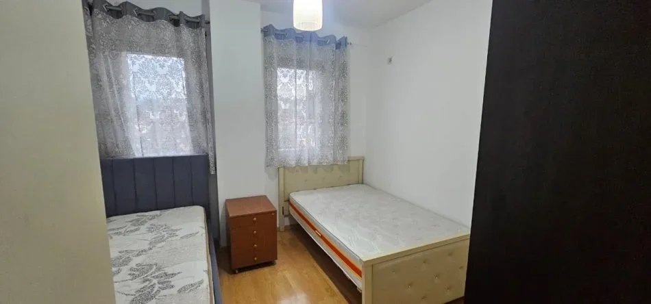 Tirane, jepet me qera apartament 2+1 Kati 4, 106 m² 500 € (Ali Demi)
