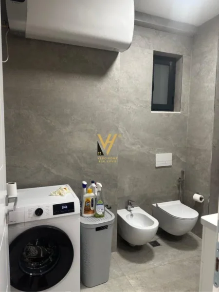 Tirane, jepet me qera apartament 2+1+Ballkon Kati 4, 104 m² 700 € (PORCELAN)